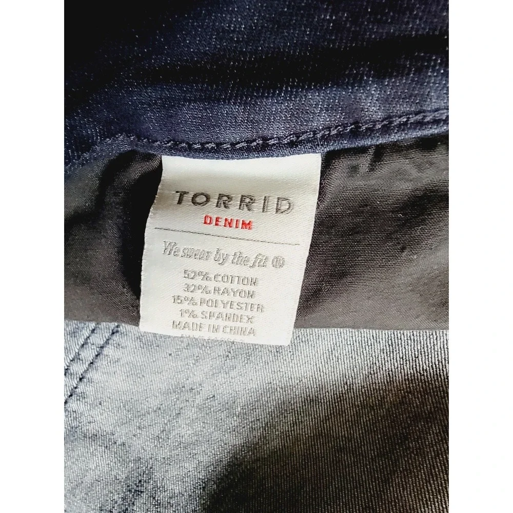 Torrid 28 Denim Jegging Bermuda Shorts‎ Dark Wash High Rise 3-Button NWOT